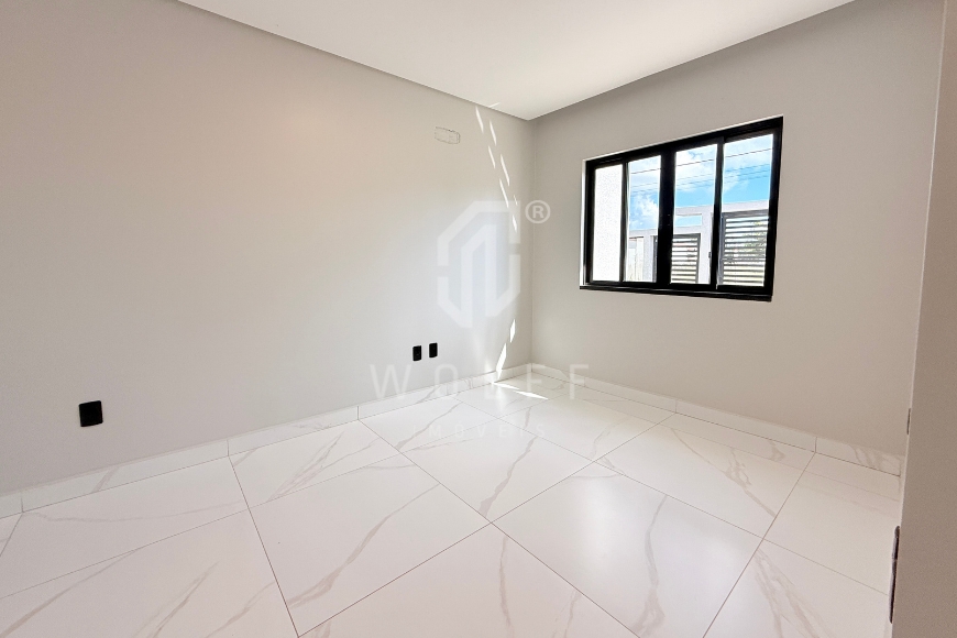 JD1710 - Casa de Esquina com Amplo Espaço de Terreno