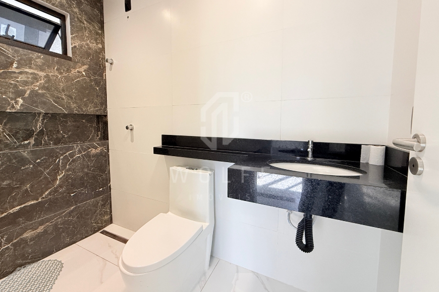 JD1710 - Casa de Esquina com Amplo Espaço de Terreno