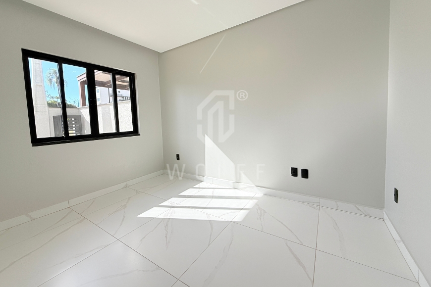 JD1710 - Casa de Esquina com Amplo Espaço de Terreno