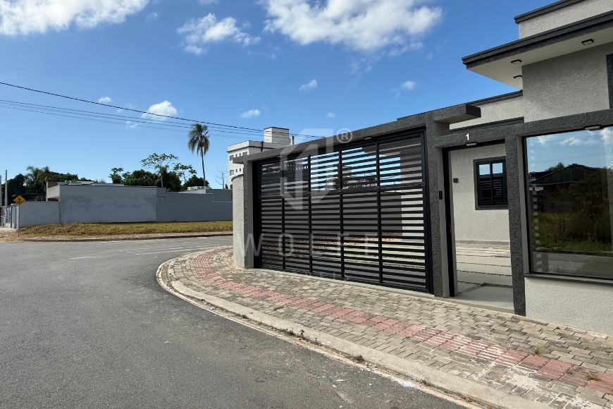 JD1710 - Casa de Esquina com Amplo Espaço de Terreno
