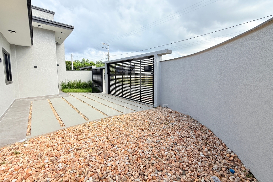 JD1710 - Casa de Esquina com Amplo Espaço de Terreno