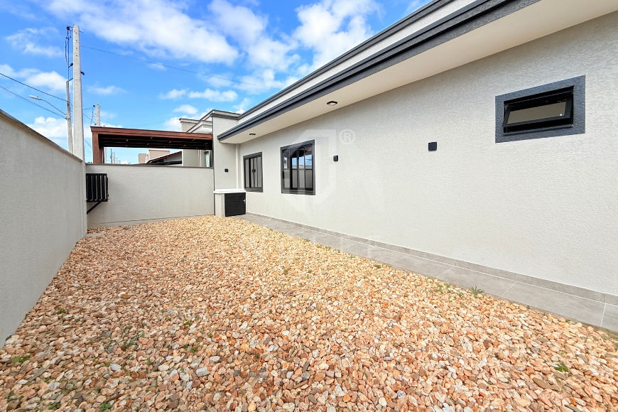 JD1710 - Casa de Esquina com Amplo Espaço de Terreno