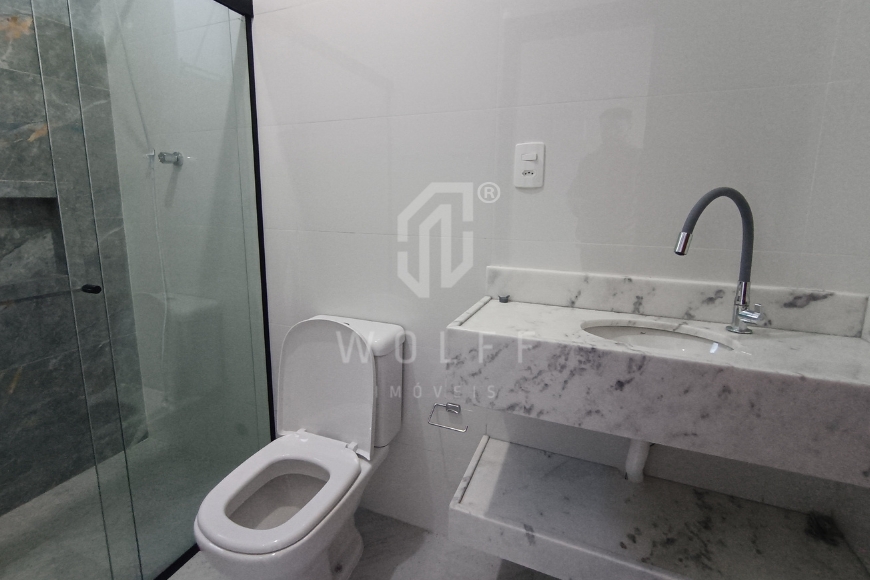 JD1725 - Casa com 03 dormitórios e amplo espaço de terreno livre