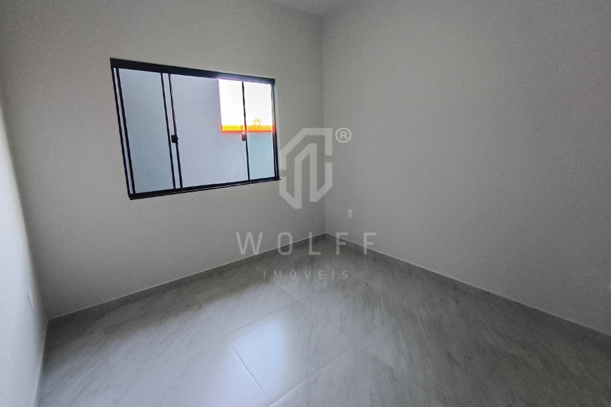 JD1725 - Casa com 03 dormitórios e amplo espaço de terreno livre