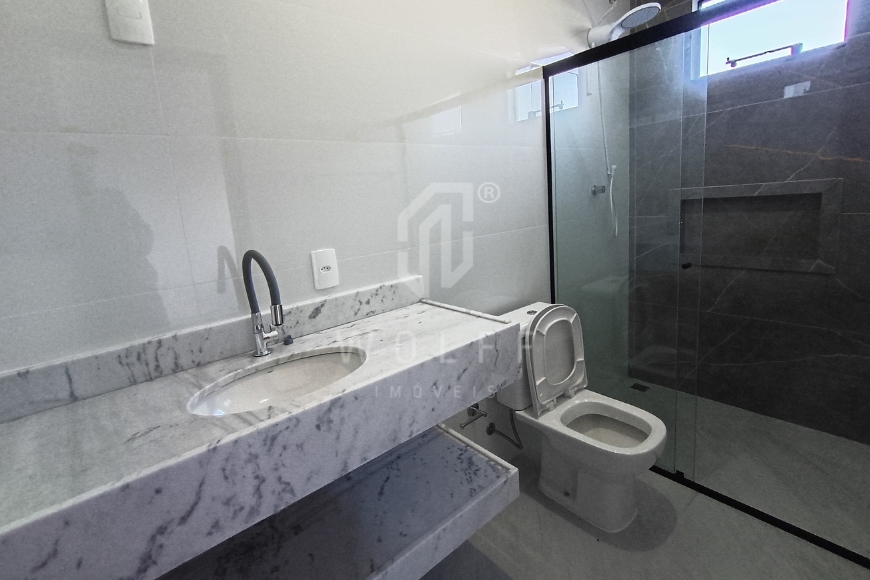JD1725 - Casa com 03 dormitórios e amplo espaço de terreno livre