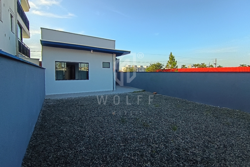 JD1725 - Casa com 03 dormitórios e amplo espaço de terreno livre
