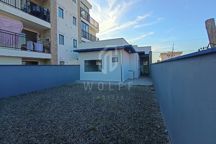JD1725 - Casa com 03 dormitórios e amplo espaço de terreno livre