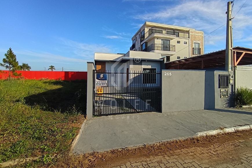 JD1725 - Casa com 03 dormitórios e amplo espaço de terreno livre