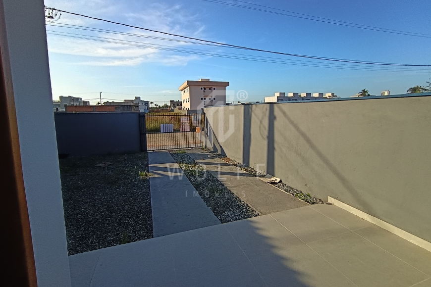 JD1725 - Casa com 03 dormitórios e amplo espaço de terreno livre