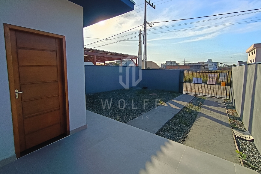 JD1725 - Casa com 03 dormitórios e amplo espaço de terreno livre