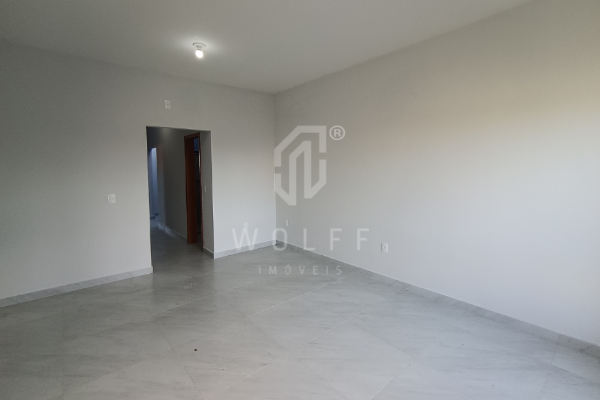 JD1725 - Casa com 03 dormitórios e amplo espaço de terreno livre