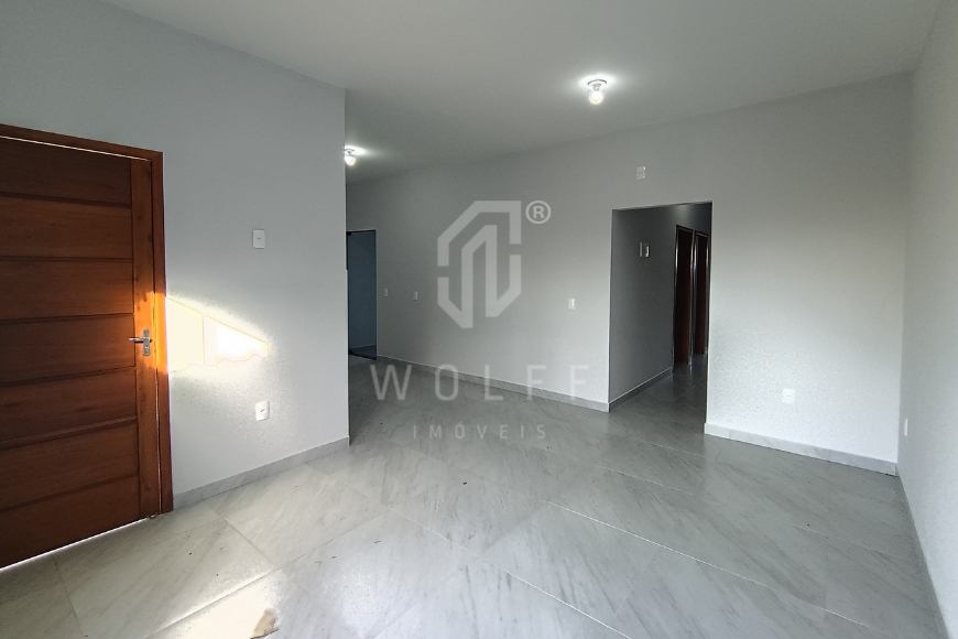 JD1725 - Casa com 03 dormitórios e amplo espaço de terreno livre