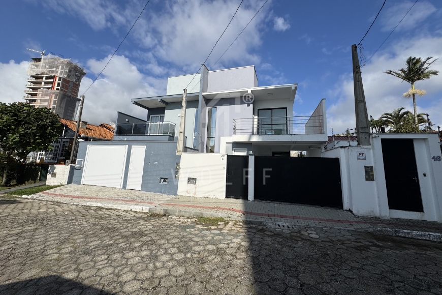 JD1726 - Sobrado no Quilombo a 130 metros da Praia