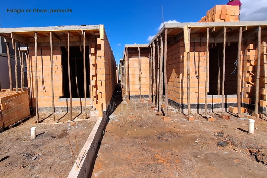 JD1733 - Casa com Espaço de Fundos e Corredor Lateral 