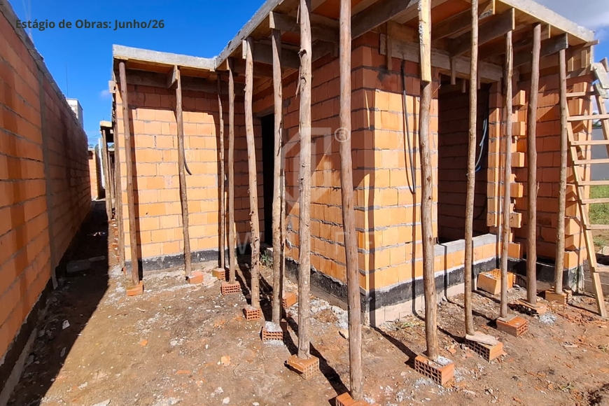 JD1733 - Casa com Espaço de Fundos e Corredor Lateral 