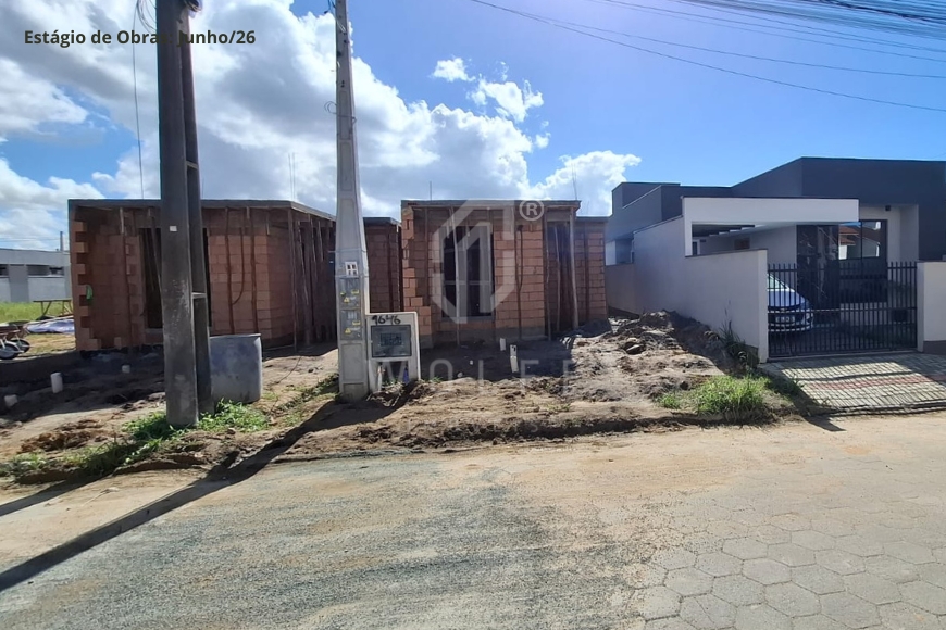 JD1733 - Casa com Espaço de Fundos e Corredor Lateral 