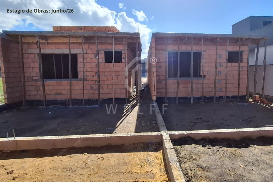 JD1733 - Casa com Espaço de Fundos e Corredor Lateral 