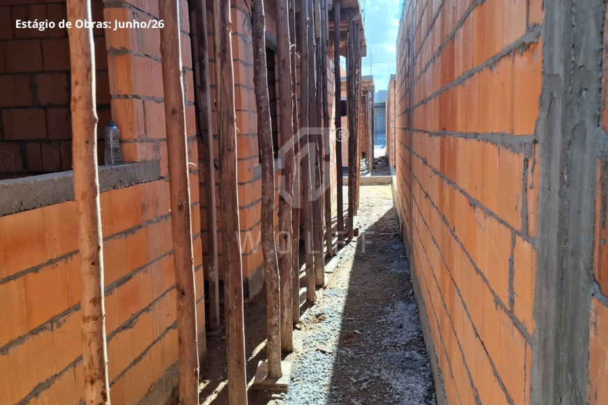 JD1733 - Casa com Espaço de Fundos e Corredor Lateral 