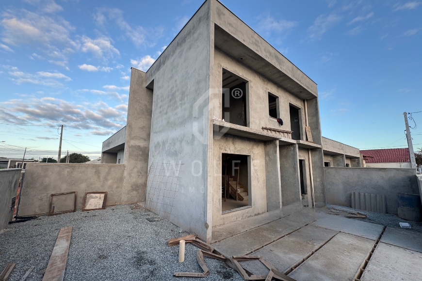 JD1740 - Sobrado com espaço de terreno livre na Quinta dos Açorianos