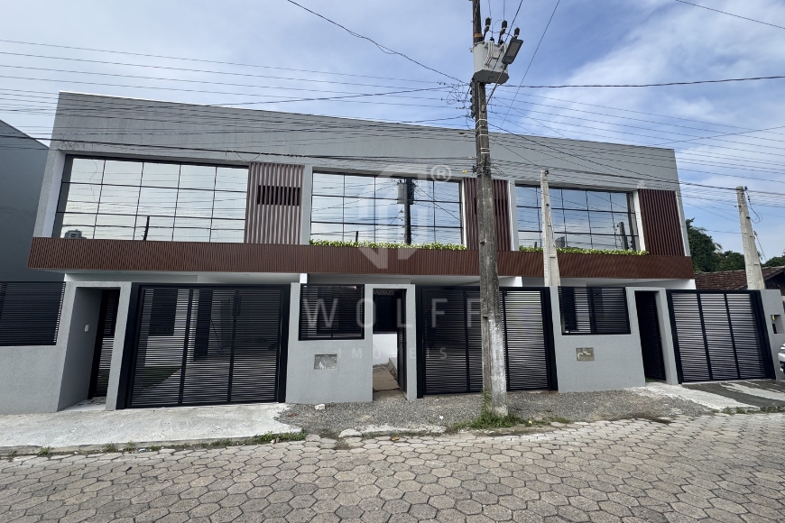 JD1742 - Sobrado em Ótima Localização na Praia de Armação