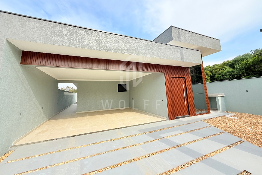 JD1745 - Casa com amplo espaço de terreno em Itajuba