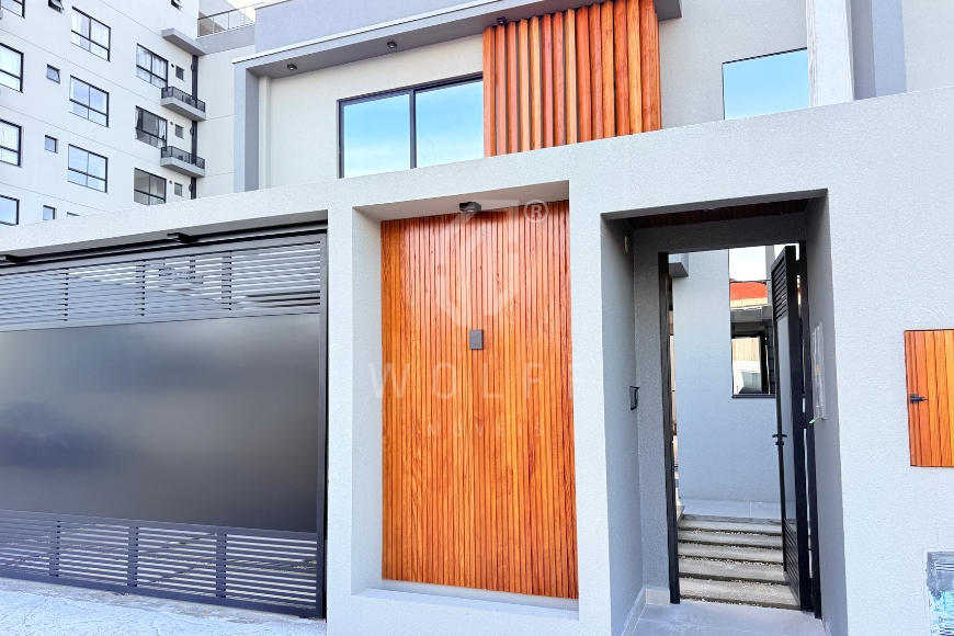 JD1757 - Sobrado com piscina e espaço gourmet em Itajuba