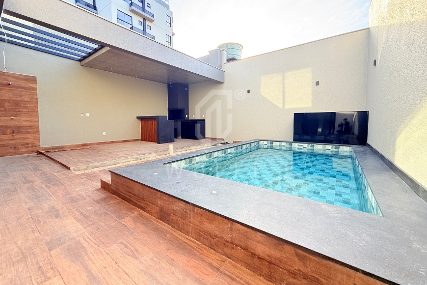 JD1757 - Sobrado com piscina e espaço gourmet em Itajuba