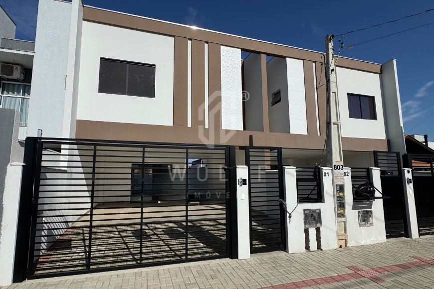 JD1764 - Sobrado com Corredor Lateral no Itacolomi 