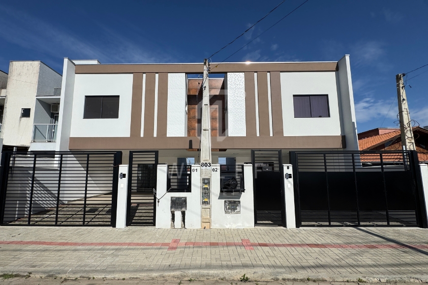 JD1764 - Sobrado com Corredor Lateral no Itacolomi 