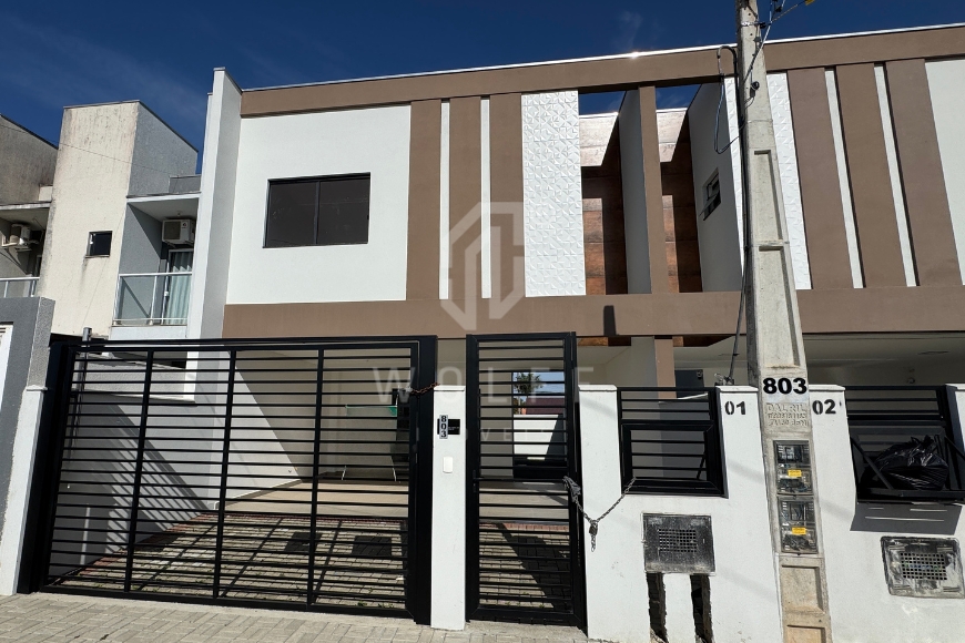 JD1764 - Sobrado com Corredor Lateral no Itacolomi 