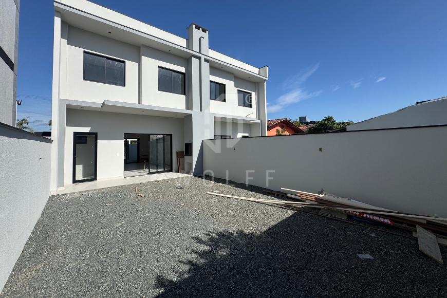 JD1765 - Sobrado com Grande Espaço de fundos no Bairro Itajuba