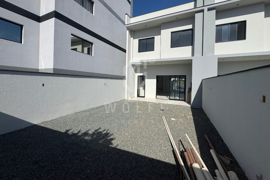 JD1765 - Sobrado com Grande Espaço de fundos no Bairro Itajuba