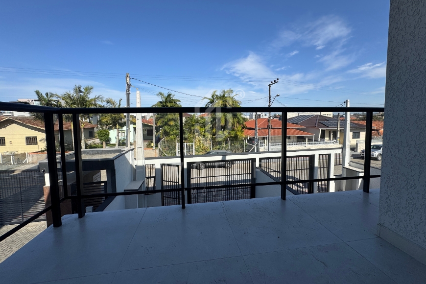JD1765 - Sobrado com Grande Espaço de fundos no Bairro Itajuba