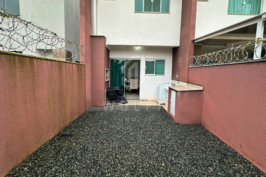 JD1778 - Sobrado Geminado no Centro com Espaço de Terreno nos Fundos