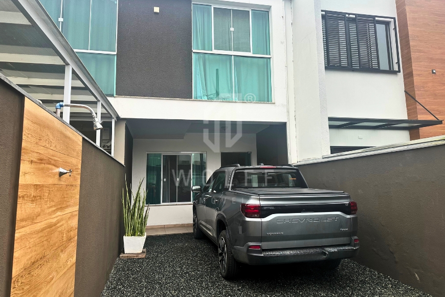 JD1778 - Sobrado Geminado no Centro com Espaço de Terreno nos Fundos