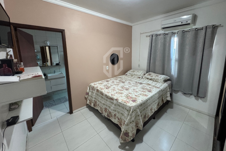 JD1784 - Casa com Piscina Aquecida no Centro