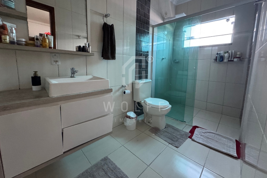 JD1784 - Casa com Piscina Aquecida no Centro