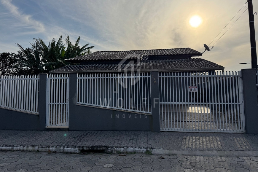 JD1784 - Casa com Piscina Aquecida no Centro