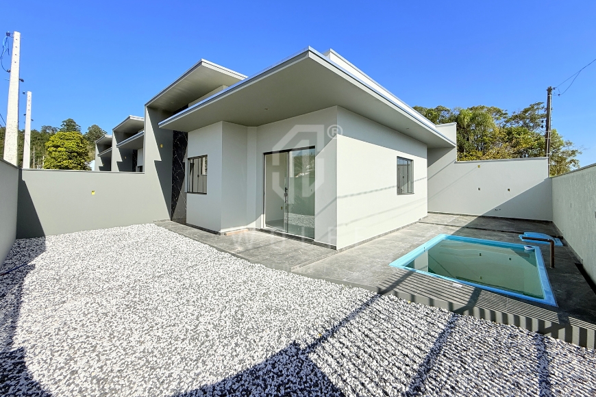 JD1819 - Casa de esquina com Piscina em Itajuba 