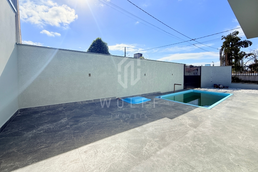 JD1819 - Casa de esquina com Piscina em Itajuba 