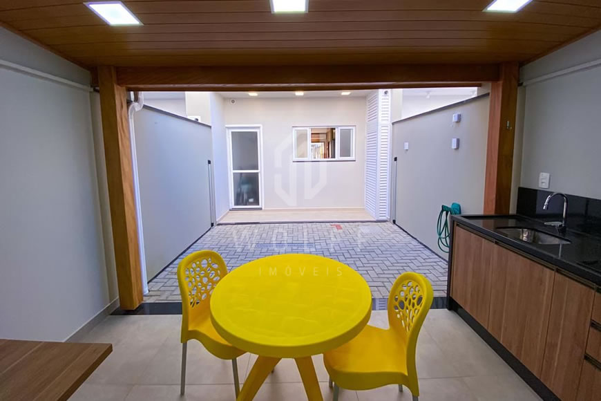 JD954 - Sobrado a 400 metros da praia no bairro Itacolomi